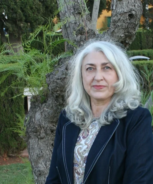 La autora Merse León deslumbra con su primera novela, «La casa de las amapolas rojas».