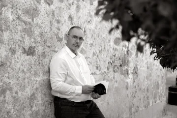 Vicente de Gávaso sorprende con su primer libro de poesía, un viaje emocional al compás del tiempo
