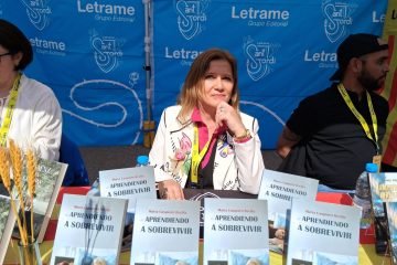 MARÍA CASQUERO REVILLA PRESENTÓ APRENDIENDO A SOBREVIVIR EN SANT JORDI 2025