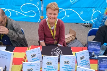 Maaike Haaiveld firma su libro en Sant Jordi 2025 en la parada de la Editorial Letrame