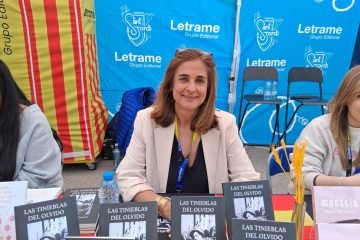 Susana Barriga Grandell firmó ejemplares de Las tinieblas del olvido en Sant Jordi 2025