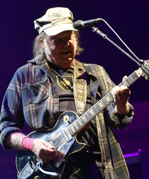 Neil Young canta con rabia contra Trump en su nuevo tema: “No necesitamos reglas fascistas, no queremos escuelas fascistas”