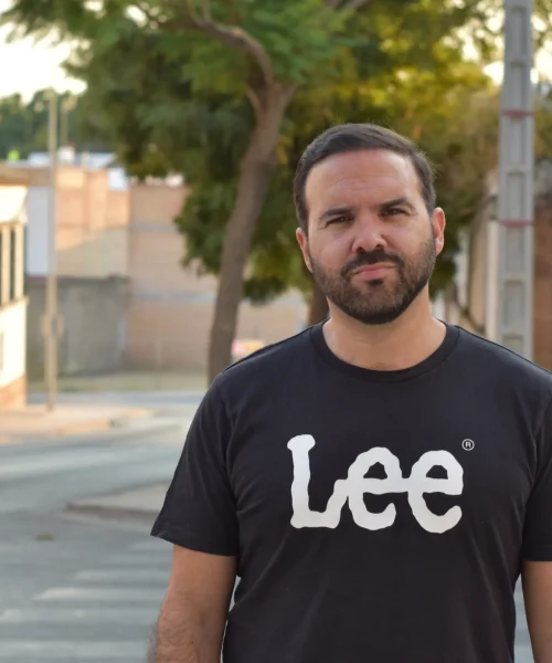 Antonio Fernández García convierte 50 canciones en un método inmersivo para aprender inglés