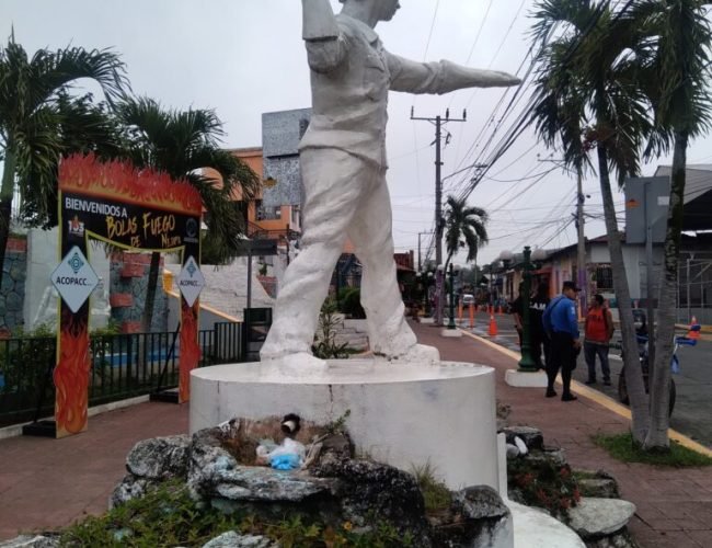 Las calles de Nejapa se preparan para encenderse con la tradicional batalla de bolas de fuego