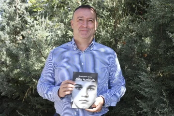 Hay libros que nacen de la imaginación y otros que surgen de una urgencia vital. Mario, no estás solo pertenece a este segundo grupo.