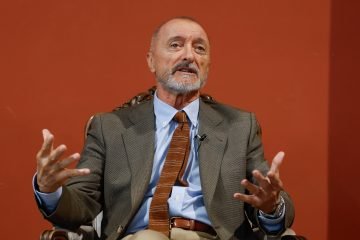 Pérez-Reverte acusa al Gobierno de querer colonizar la RAE y atiza la guerra con el Instituto Cervantes