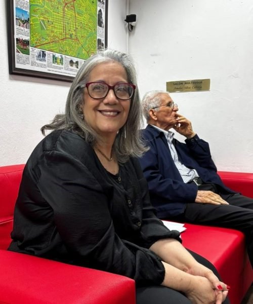 Camelia Michel presenta su poemario en un coloquio íntimo y profundo