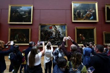 El Louvre del día después: el museo vuelve a abrir con la herida a la vista