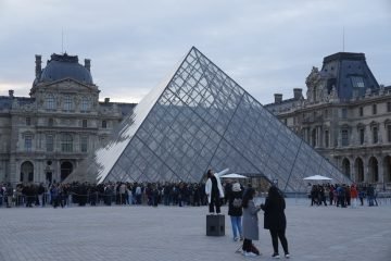 El Louvre reabre tres días después del robo de las joyas de la Corona
