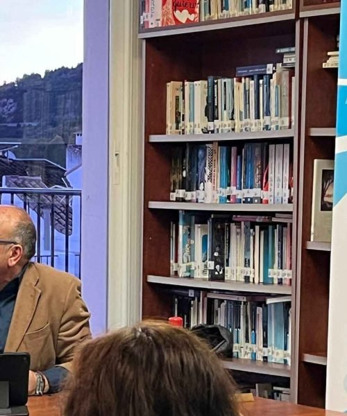 Diego Santos Márquez explora los silencios de la vida en pareja y el peso del dinero en la narrativa contemporánea