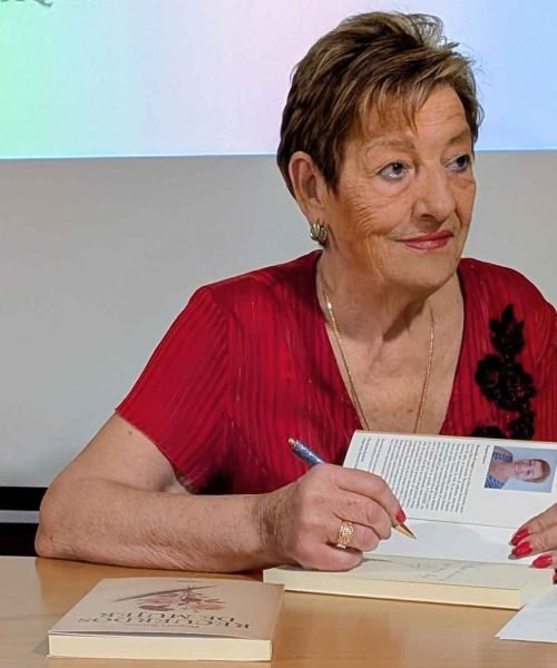 Paquita Santos Serrano rescata la memoria emocional femenina en una obra íntima y solidaria