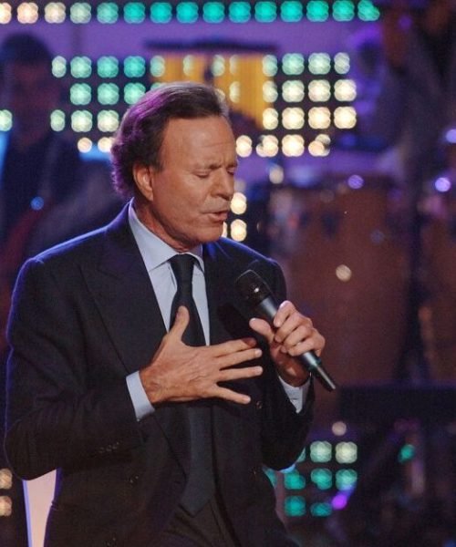 Mujeres rompen el silencio ante presuntos abusos de Julio Iglesias