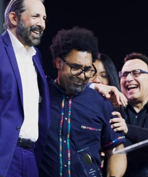 Juan Luis Guerra y Michel Camilo entregan premio de Berklee a Javier Vargas 