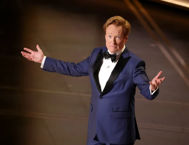 Conan O’Brien se pone político en el monólogo de apertura de los Oscar