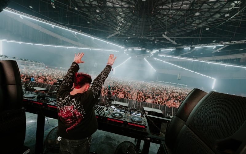 Se tapan el rostro y bailan hasta reventar: así es el ‘hard techno’, el agitado estilo que engancha a los jóvenes españoles