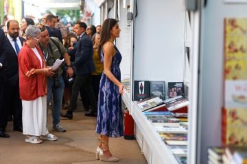 La Feria del Libro de Madrid arranca con el tradicional paseo de la reina Letizia