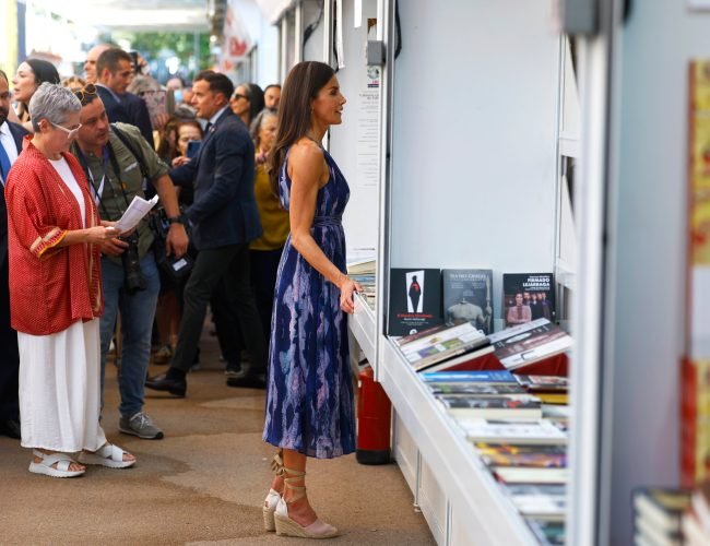 La Feria del Libro de Madrid arranca con el tradicional paseo de la reina Letizia