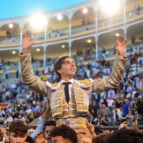 Bulliciosa Puerta Grande para el novillero Julio Norte