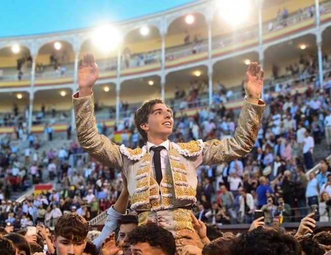 Bulliciosa Puerta Grande para el novillero Julio Norte