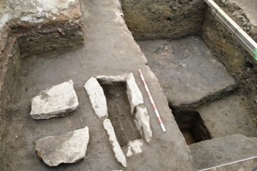 Hallada la tumba de un niño del siglo XII a las puertas de la muralla de Ávila