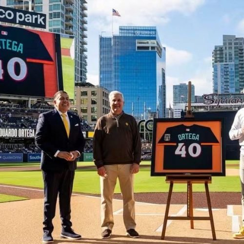 Rinden homenaje a Eduardo Ortega, voz oficial de los Padres de San Diego en español