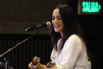 Julieta Venegas presenta su primer libro en el Cecut y cierra con guitarra en mano
