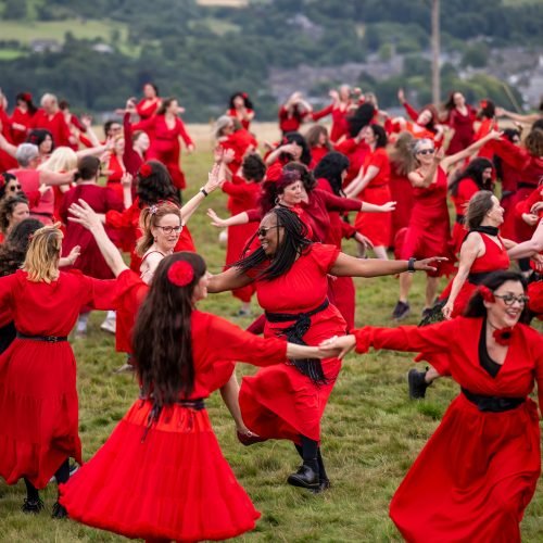 Un mar de rojo en Haworth para celebrar el día de ‘Cumbres borrascosas’