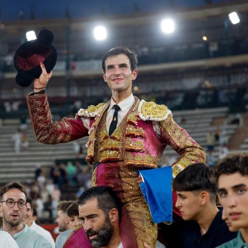 Samuel Navalón, a hombros, la última perla valenciana