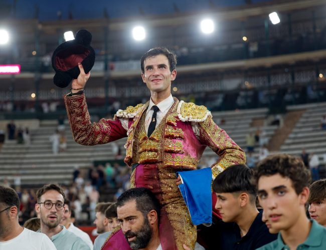 Samuel Navalón, a hombros, la última perla valenciana