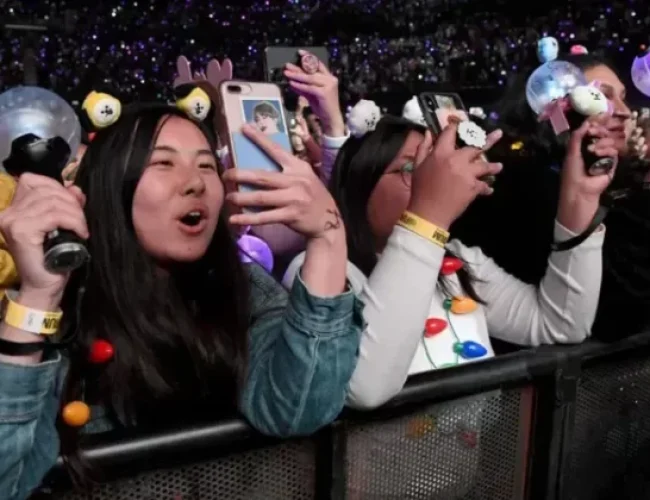 El dilema de la Generación Z en los conciertos, ¿grabar o conectar con el artista