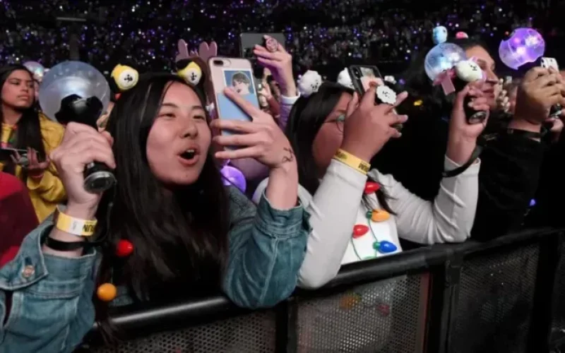 El dilema de la Generación Z en los conciertos, ¿grabar o conectar con el artista