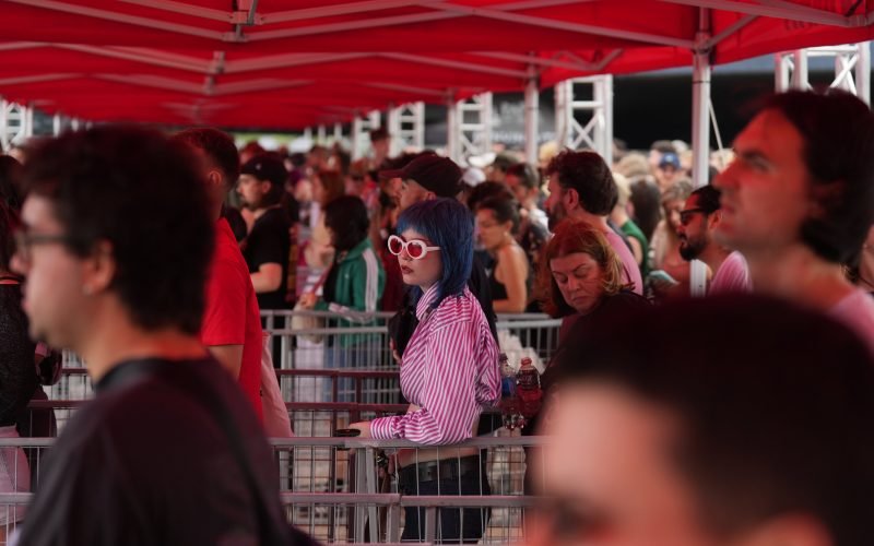 Prohibición de entrar con bebida, gastos de gestión… sanción de 320.000 euros al organizador de Reggaeton Beach Festival por prácticas abusivas