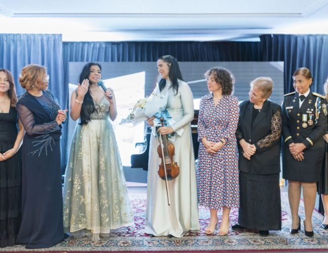Aisha Syed lleva esperanza a víctimas con su violín