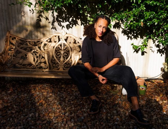 Zadie Smith: “Discutimos si la IA es capaz de escribir poemas mientras sus creadores nos advierten de nuestra extinción como especie”