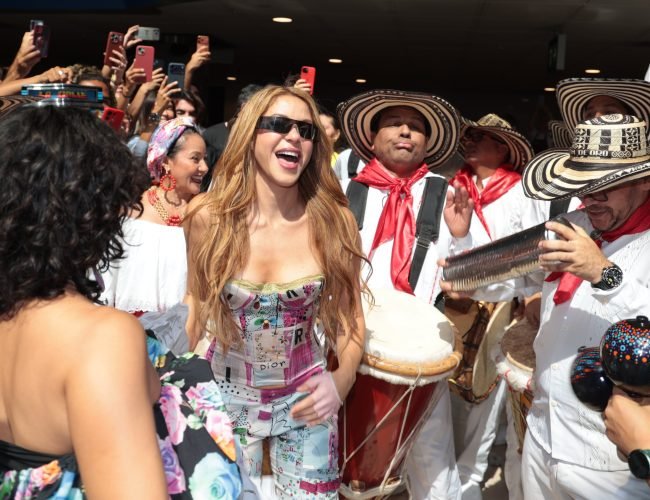 Shakira aterriza en Madrid para su serie de 12 conciertos: “Somos una sola nación latina”