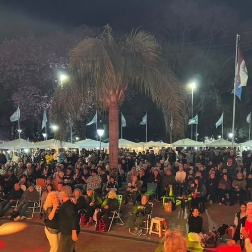 La Plaza Capitán de los Andes vivió una noche tanguera llena de gente