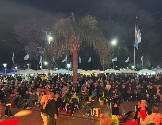 La Plaza Capitán de los Andes vivió una noche tanguera llena de gente