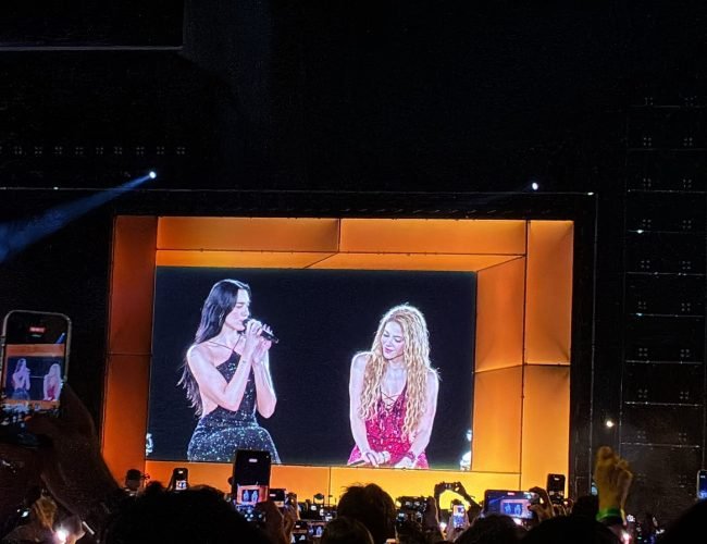 Dua Lipa canta con Shakira ‘Antología’ en el octavo concierto de la colombiana en Madrid